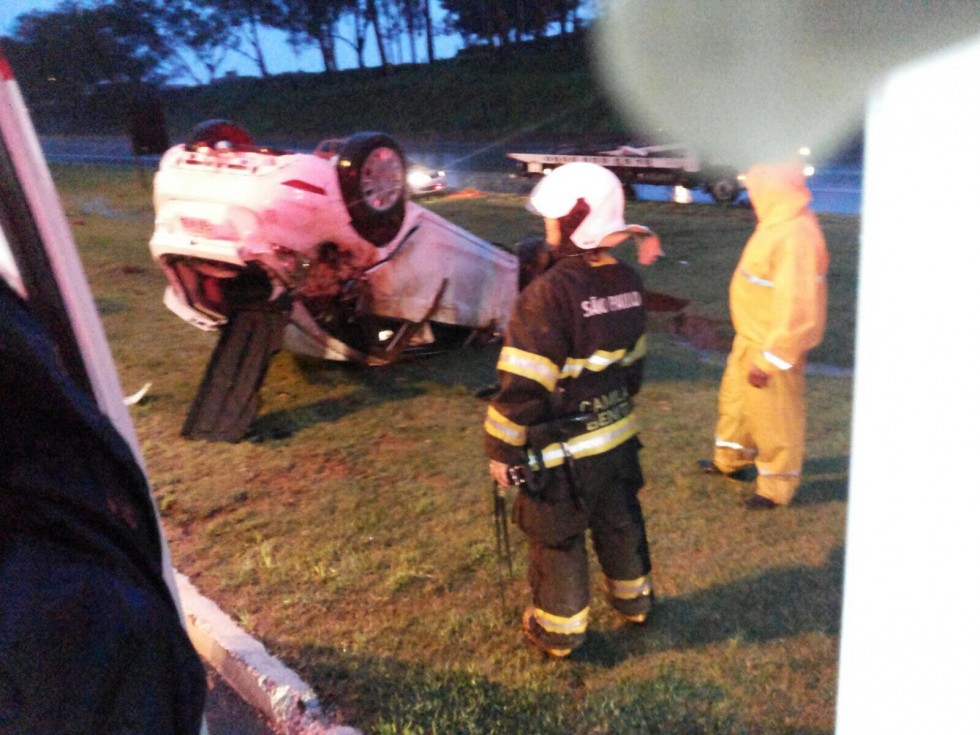 Motorista capota carro na Rodovia do Contorno