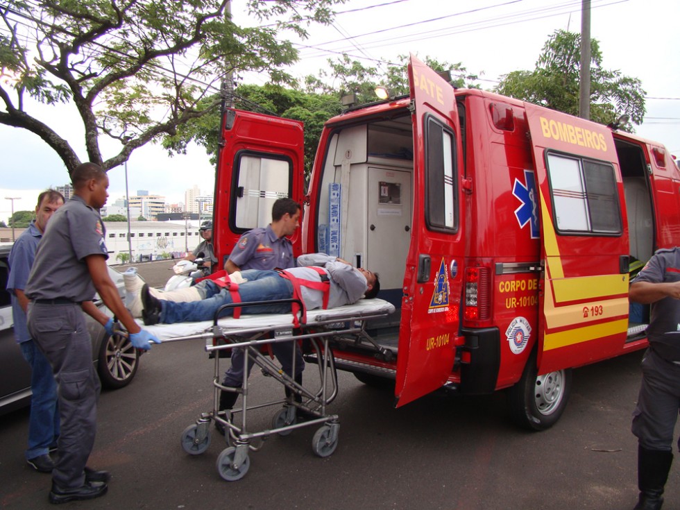 Rapaz sofre fratura exposta em acidente