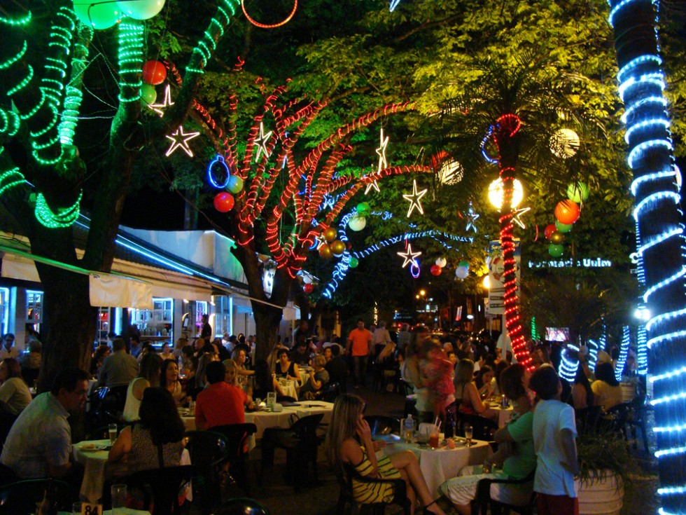 Chaplin inaugura belíssima decoração de Natal