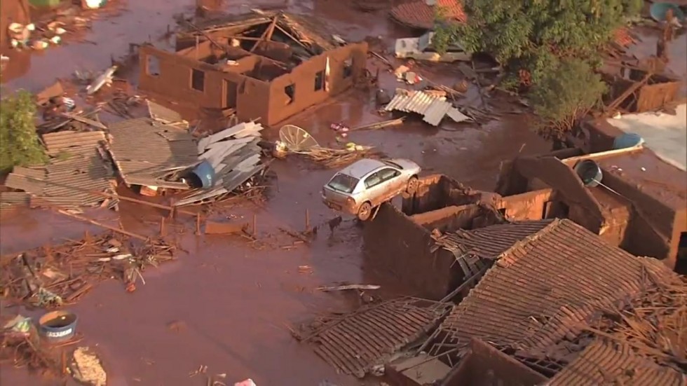 Barragem em MG se rompe e gera destruição