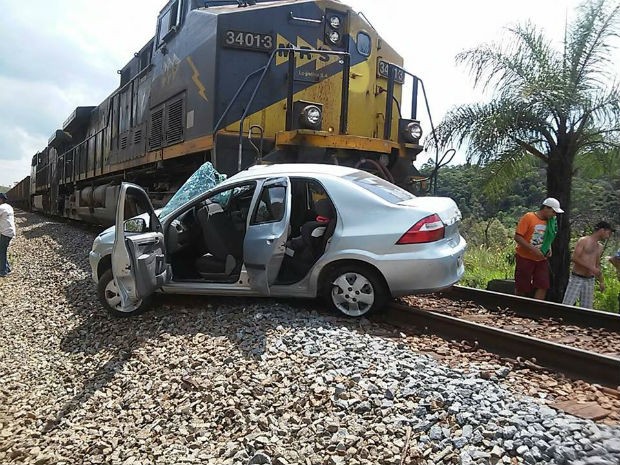 Mãe fica com filhos ao serem atingidos por trem