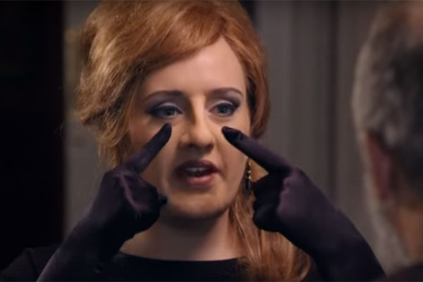 Em brincadeira, Adele se disfarça de ‘cover de Adele’