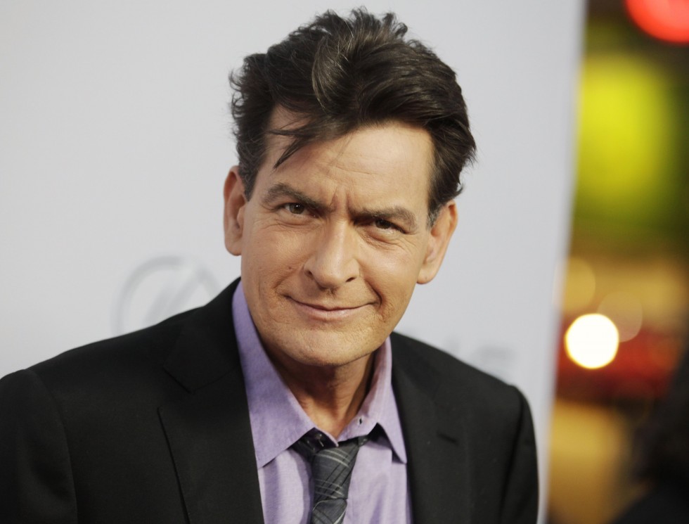 Charlie Sheen revela que é HIV positivo em entrevista