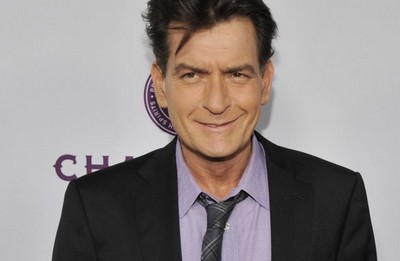 Charlie Sheen vai revelar que é HIV positivo