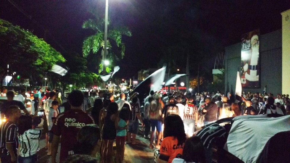 Torcida do Corinthians fecha Avenida das Esmeraldas