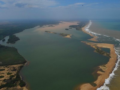 Lama chega ao Espírito Santo e altera a cor do mar