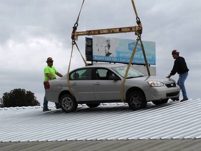 Motorista acaba preso após ‘estacionar’ no telhado