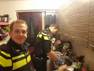 Policiais socorrem mulher e prepara jantar para os filhos