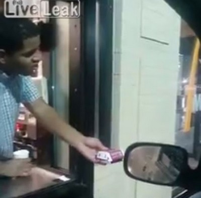 Atendente de drive-thru joga água em mendigo