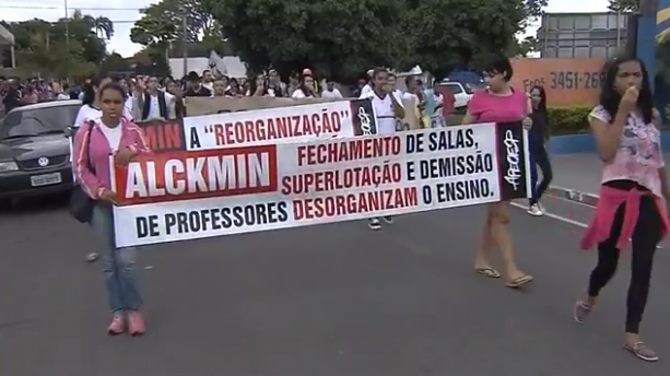 Alunos protestam contra medida de Alckmin
