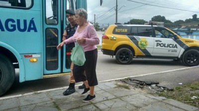 Policial para ônibus que deixou idosa para trás