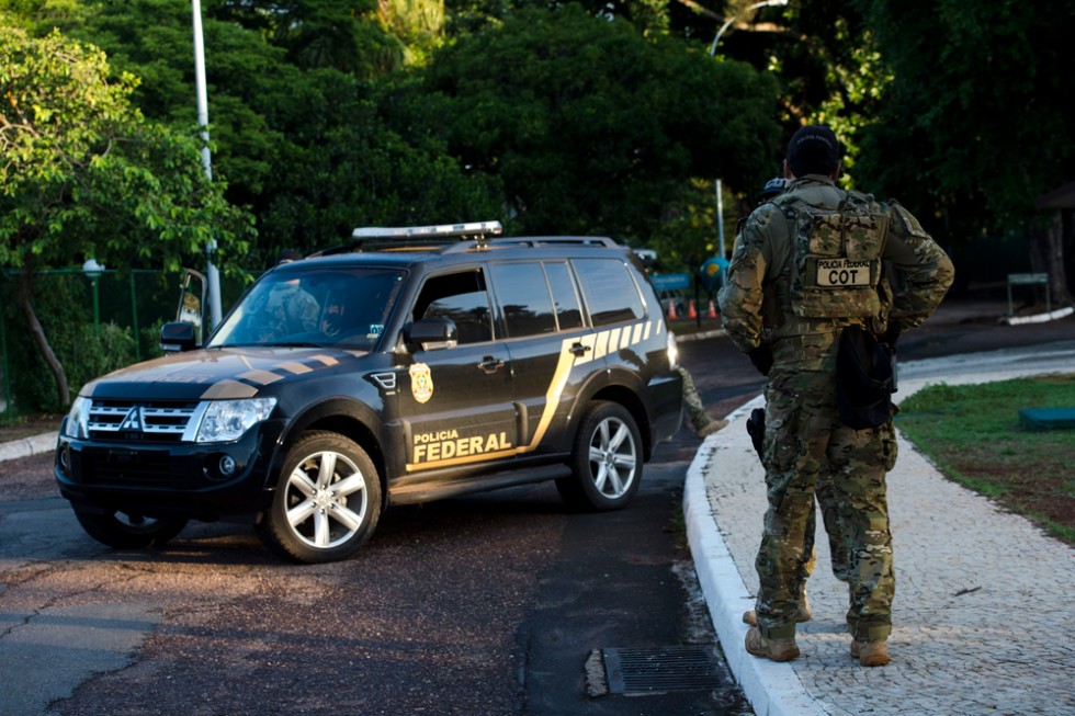 PF cumpre mandado na casa de Eduardo Cunha