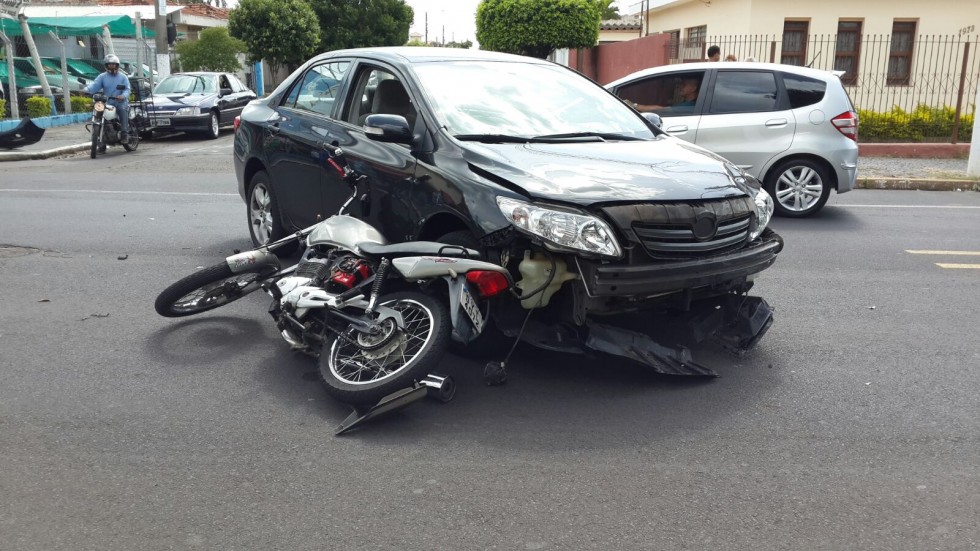 Rapaz sofre grave acidente na Av. Santo Antônio