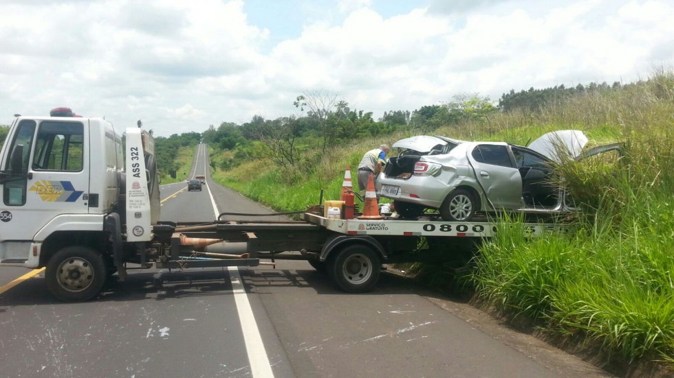 Carro ‘voa’ em acidente na Rodovia SP-333