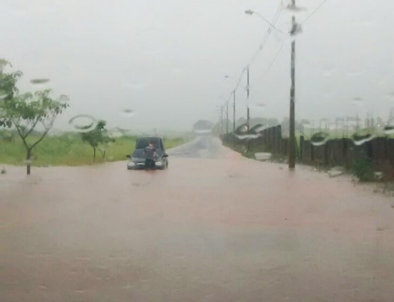 Chuva forte em Marília causa alagamentos