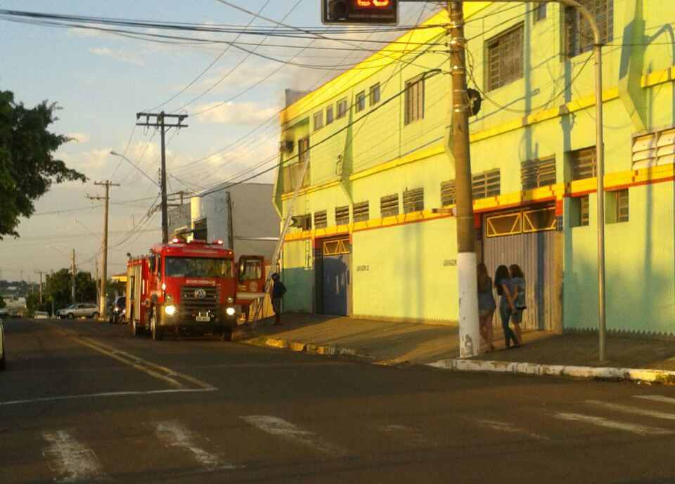 Incêndio atinge hotel desativado na zona oeste