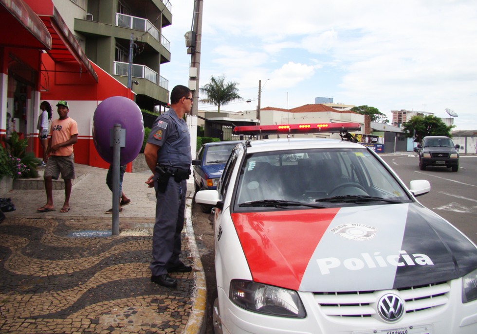 Homem é encontrado morto dentro de veículo