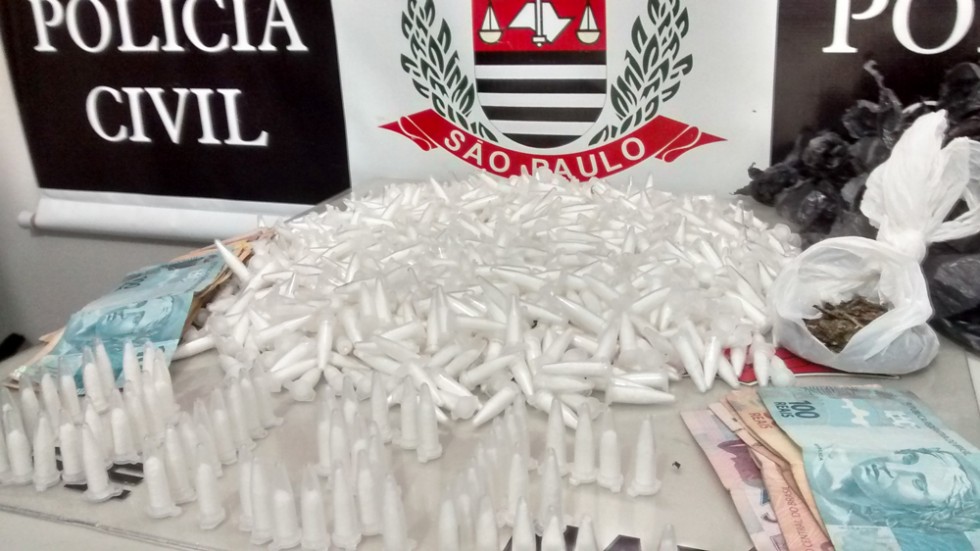 Homem é preso com mais de mil pinos com cocaína