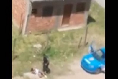 Policiais filmados espancando casal acabam presos