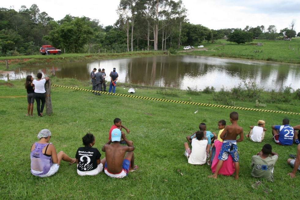 Jovem morre afogado em lago na zona norte