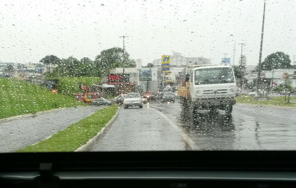 Seminua, mulher tenta se jogar de pontilhão