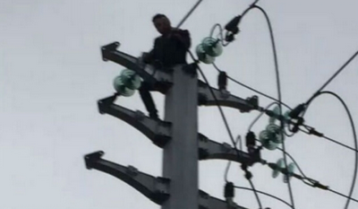 Homem sobe em poste para se matar e vira “bola de fogo”