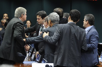 Reunião do Conselho de Ética começa com bate-boca