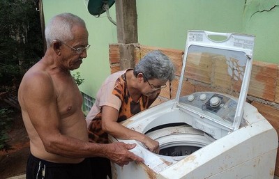 Samarco exige prova que idosa não consegue torcer roupas