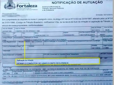 Motociclista recebe multa por “conduzir sem cinto de segurança”