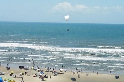 Homem é preso por molestar filha em praia lotada