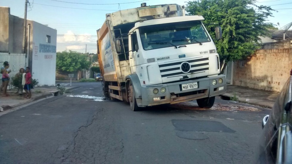 Caminhão de lixo afunda em buraco na zona norte