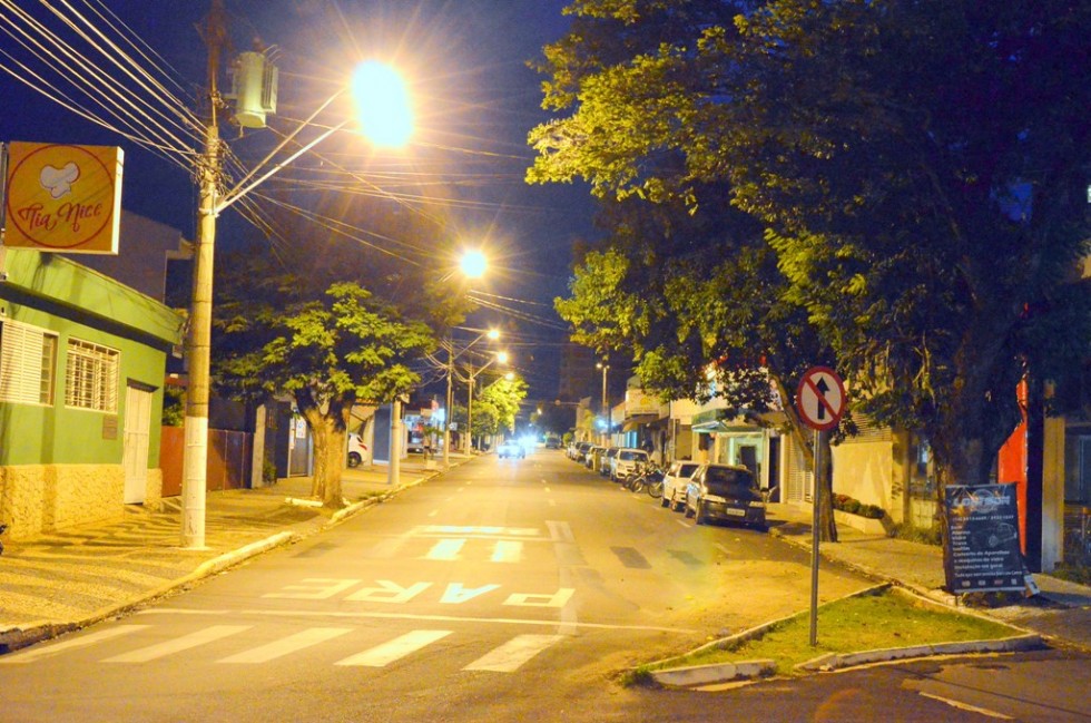 Avenida Vicente Ferreira ganha nova iluminação