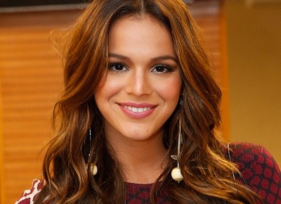 Marquezine fica seminua e terá romance com outra mulher