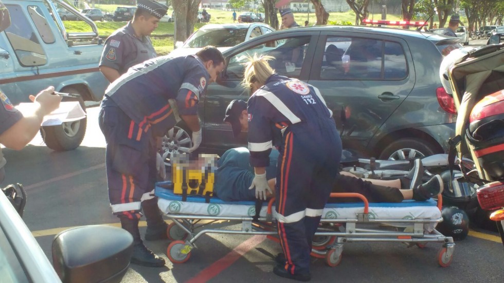 Mulher se fere em acidente na Av. das Esmeraldas