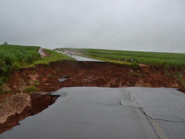 Cratera leva parte de estrada e ‘engole’ veículos