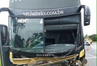 Acidente com ônibus de Michel Teló deixa mortos