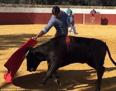 Bebê em arena de touros causa polêmica