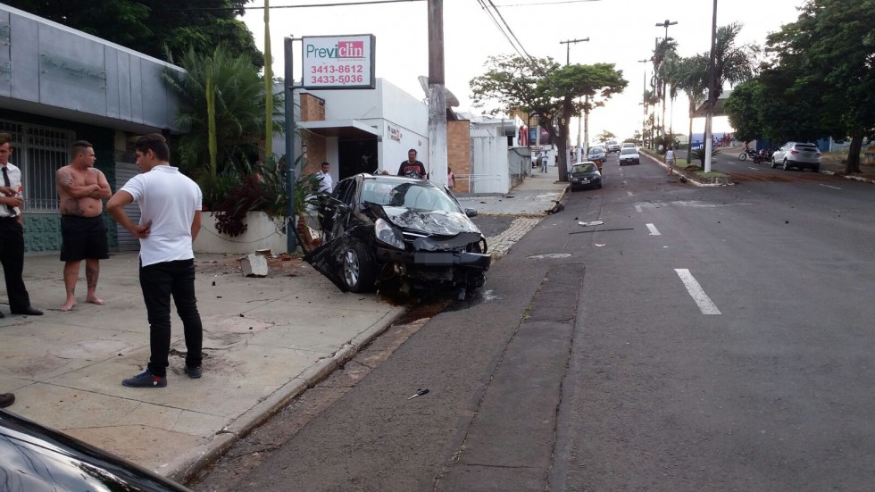 Homem sai ileso após violenta batida na Rio Branco