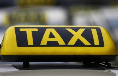 Taxista é suspenso do trabalho por beijar e abraçar suas filhas