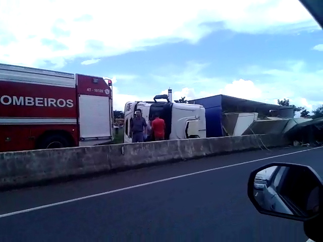 Caminhão tomba em rodovia de Marília