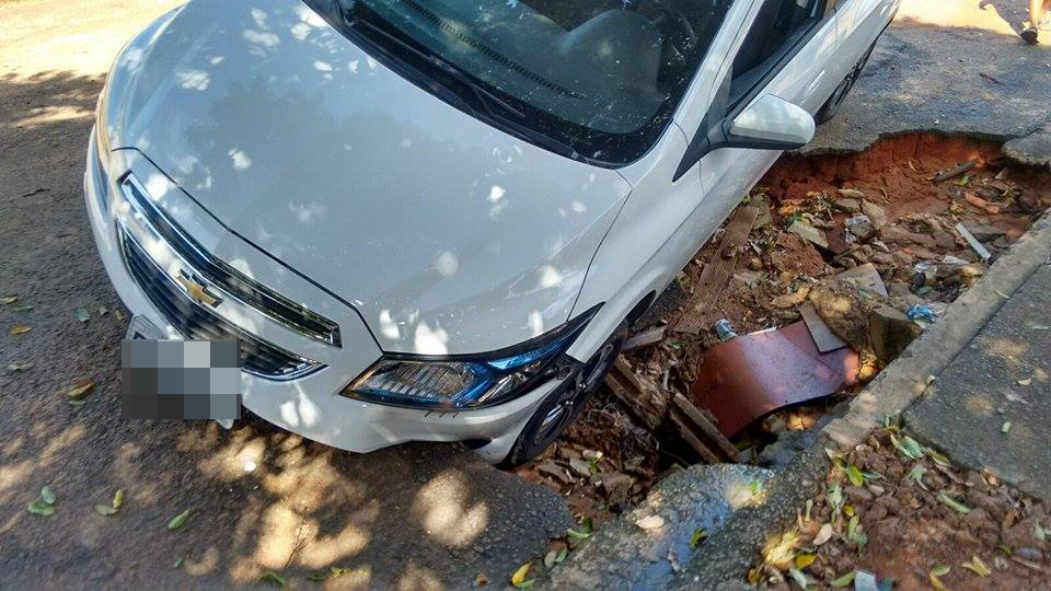 Carro cai em cratera na zona sul de Marília