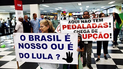 Greve em aeroportos leva empresas a cancelar voos