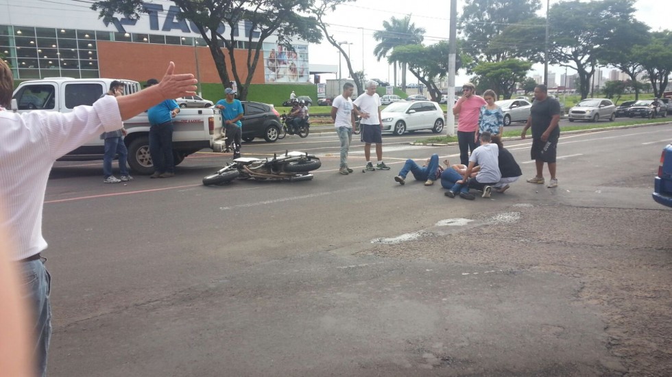 Casal se fere em acidente na Avenida das Esmeraldas