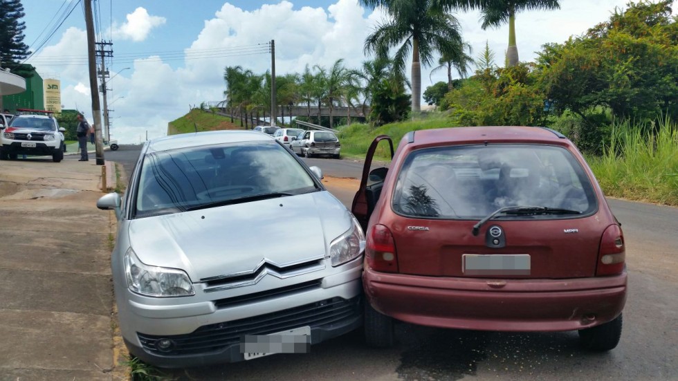 Homem provoca acidente e danos na zona oeste