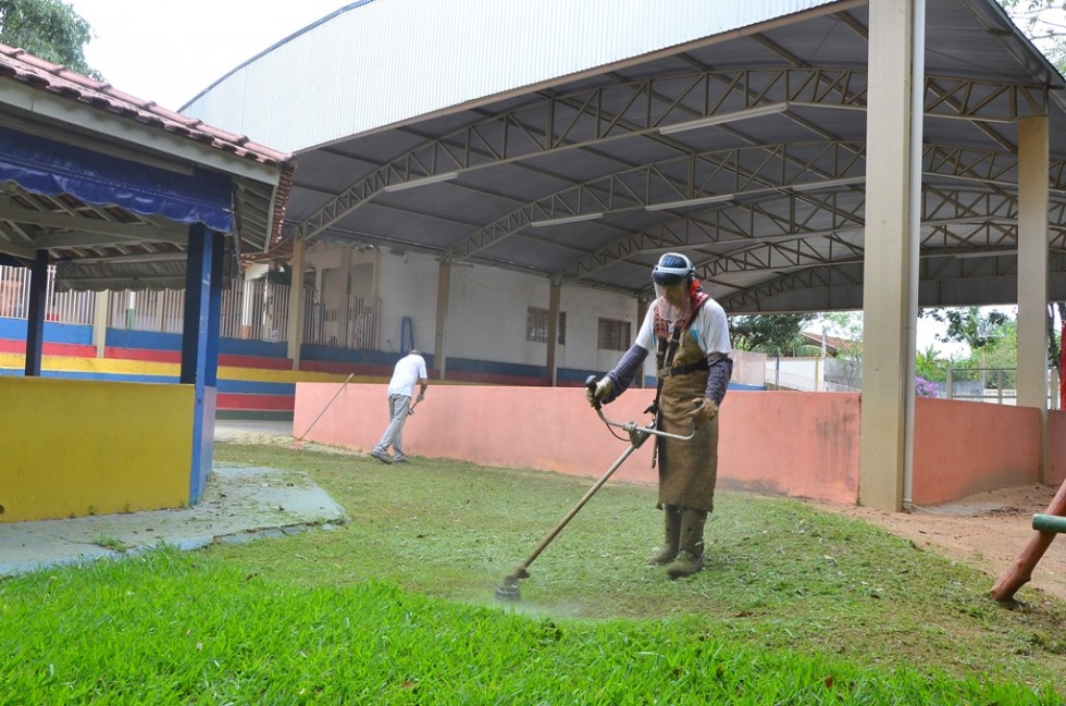 Mutirão de limpeza prepara escolas para ano letivo