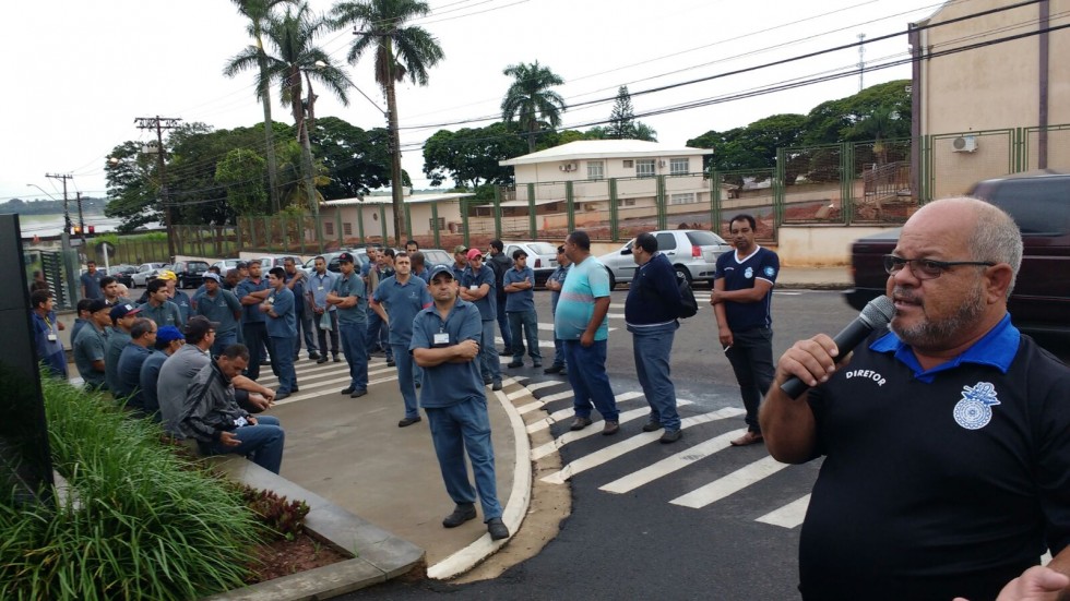 Funcionários de metalúrgica entram em greve