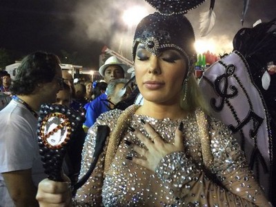 Modelo tira a roupa e é expulsa do carnaval