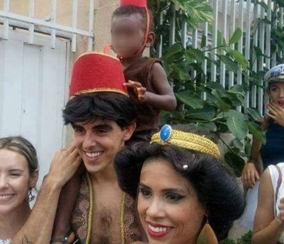 Fantasia de família causa polêmica no carnaval