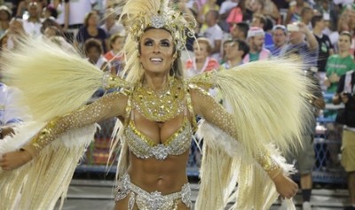 Nicole Bahls perde a aliança de noivado durante desfile