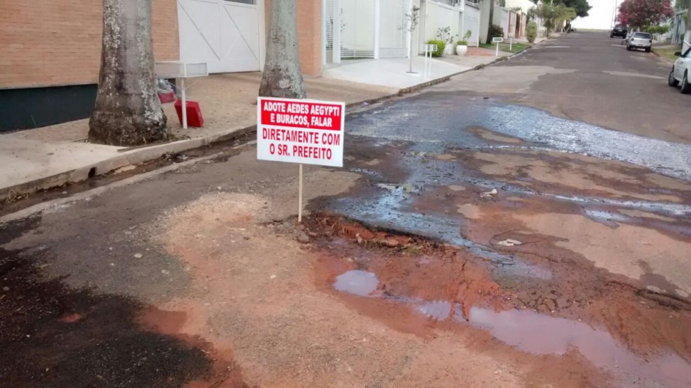 Bairro abandonado na zona oeste irrita moradores